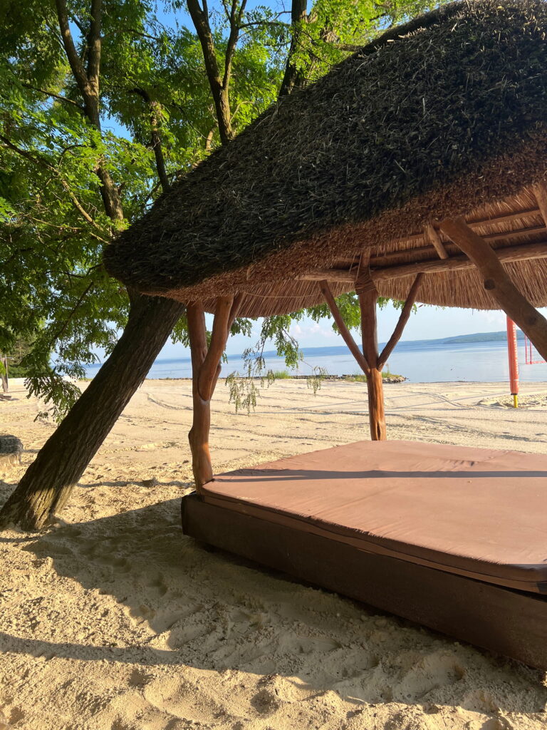 Пляж у заміському комплексі Secret Resort Club