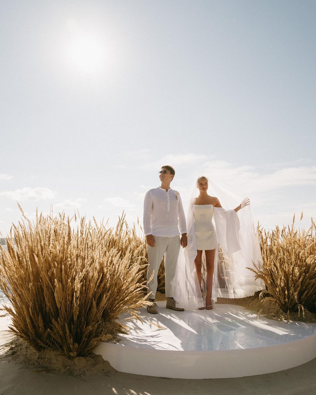 Весілля на піщаному пляжі під Києвом