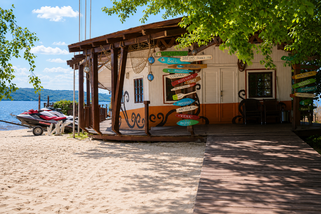 Будівля Secret Resort на березі Дніпра
